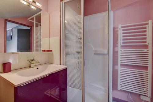 un bagno con lavandino e doccia di Le Richelieu - Magnifique duplex avec une vue Incroyable a Bordeaux