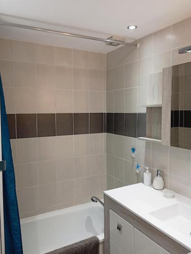 Grand appartement proche port et plages, 6 à 8 pers, 3 chambres, climatisé photo 13