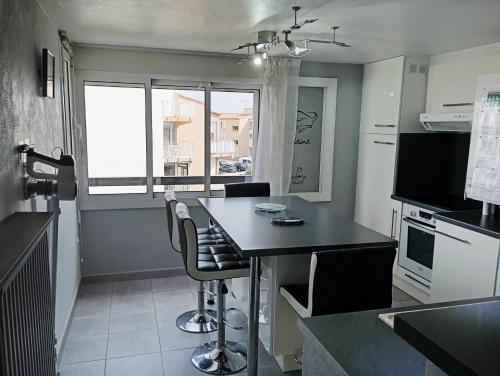 Grand appartement proche port et plages, 6 à 8 pers, 3 chambres, climatisé photo 14
