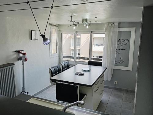 Grand appartement proche port et plages, 6 à 8 pers, 3 chambres, climatisé photo 15