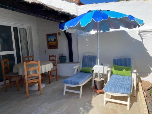 a patio with a table and chairs and an umbrella at CASITA, Costa Calma, 2 SZ, Glasfaser Wifi, gute Lage, Strandnähe in Costa Calma