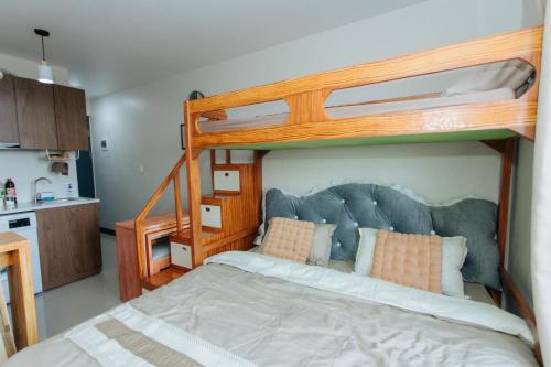 Giường trong phòng chung tại Saekyung Condo near Airport with Seaview & Tourist Spot