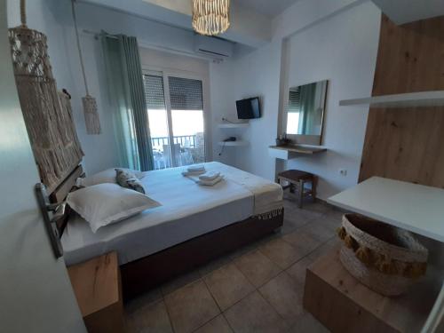 a bedroom with a large bed and a window at ΡΟΜΑΝΤΖΑ δωμάτιο 6 in Mérikhas