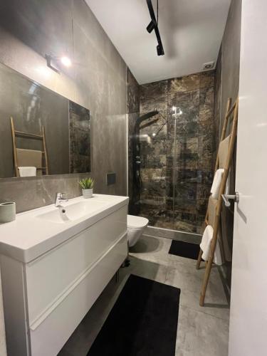 Et badeværelse på Quinta da Alfarrobeira Peaceful Countryside Stay