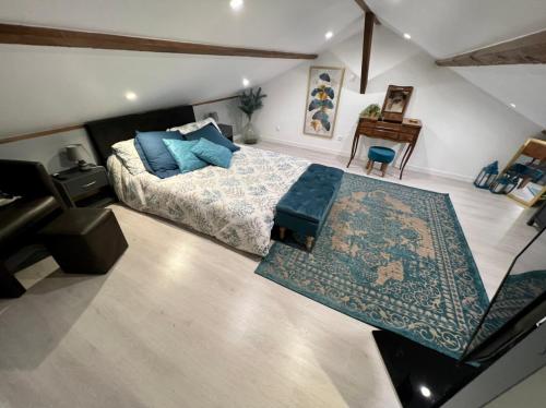 - une chambre avec un lit doté d'oreillers bleus et d'un tapis dans l'établissement Duplex au 2ème et de notre maison -Accès au jardin-Smart Tv-Streaming-Wifi, au Mans