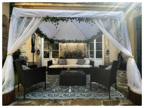 - un kiosque à baldaquin blanc dans le salon dans l'établissement Duplex au 2ème et de notre maison -Accès au jardin-Smart Tv-Streaming-Wifi, au Mans