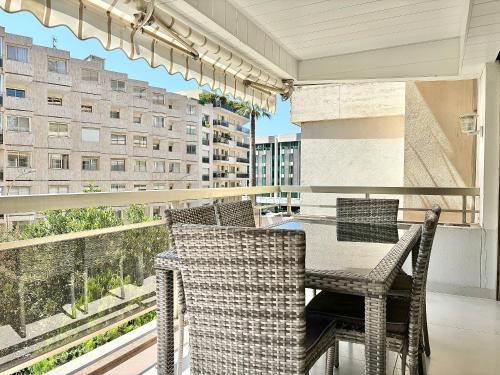 un patio avec une table et des chaises sur un balcon dans l'établissement Cannes appartement 3 chambres - 8D, à Cannes