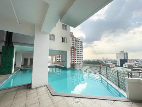 Πισίνα στο ή κοντά στο Serenity Loft, near QC's Vibrant Scene and Dining