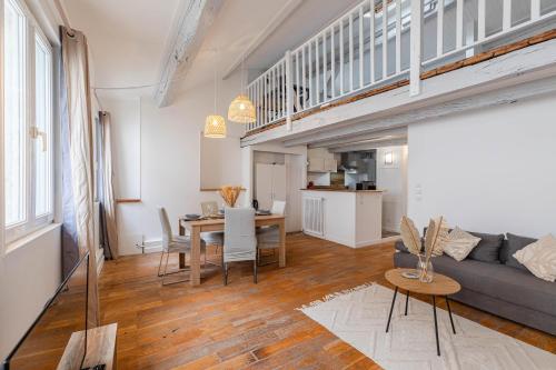 un salon avec un canapé et une table dans l'établissement A2 SWEET HOMES Angoulême I Secteur Place du Palet I Appartement 6 couchages - Animaux acceptés, à Angoulême