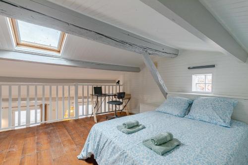 une chambre avec un lit avec deux serviettes dessus dans l'établissement A2 SWEET HOMES Angoulême I Secteur Place du Palet I Appartement 6 couchages - Animaux acceptés, à Angoulême