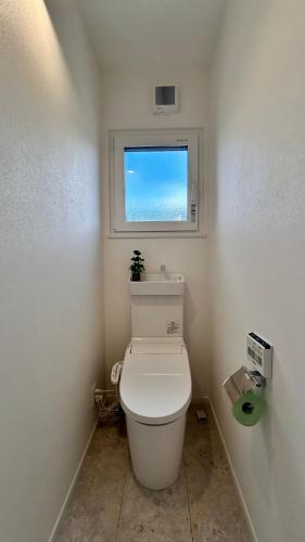 a small bathroom with a toilet with a window at HiL town yamanashi 12 MSDG in Kofu