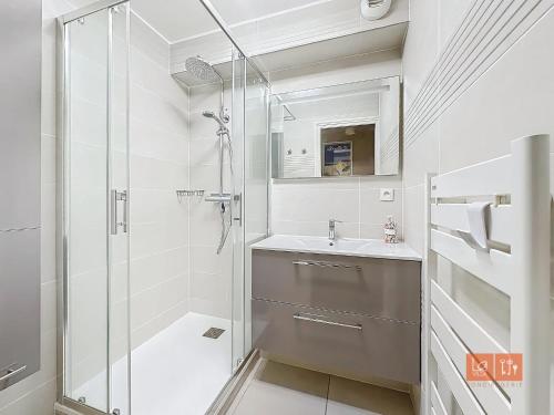 une salle de bain avec douche et lavabo dans l'établissement Le Sunset - Face mer, à Wimereux