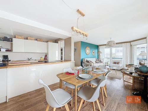 une cuisine et une salle à manger avec une table et des chaises dans l'établissement Le Sunset - Face mer, à Wimereux