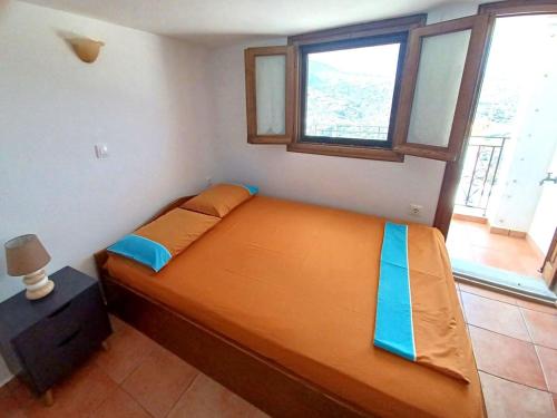 Кровать или кровати в номере Skyros BnB Little Horse in Skyros Town