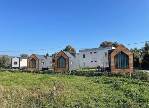 een rij huizen in een veld naast een veld bij Bodrum Artemis Lodging and Wellness in Karakaya