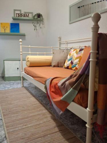 a bedroom with a white bed in a room at El Corralillo de Victorina in San Martín de Valdeiglesias