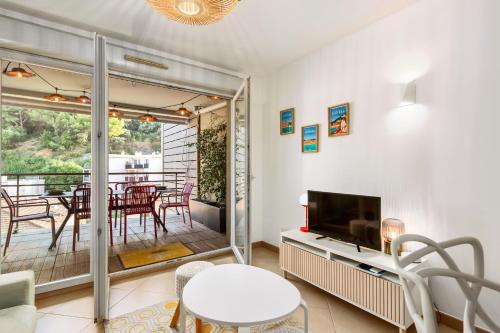 un salon avec une télévision, une table et des chaises dans l'établissement 