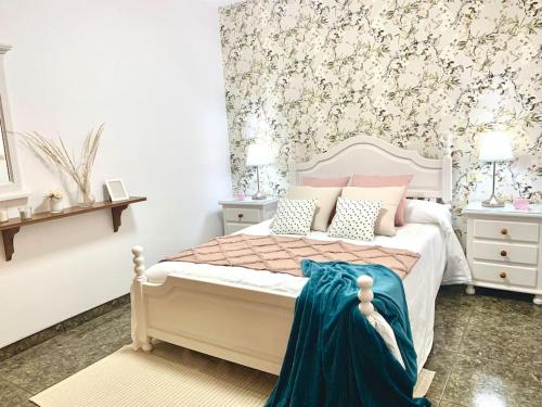 a bedroom with a bed with pink and white walls at Your Holiday Home - El Tablado - Tenerife Sur in El Escobonal