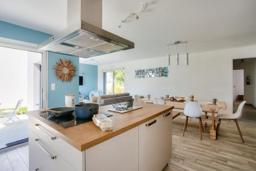 une cuisine et un salon avec un comptoir dans l'établissement Maison moderne avec jardin - 5min de la plage, à Erquy