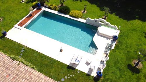 Πισίνα στο ή κοντά στο Belle villa provençale et dépendances dans un domaine de 2 Ha piscine, sauna, balnéo