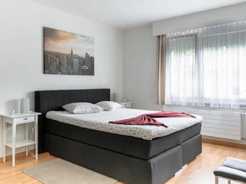 ローザンヌにあるModern apartments in the heart of Lausanneのベッドルーム1室(黒いヘッドボード付きのベッド1台付)