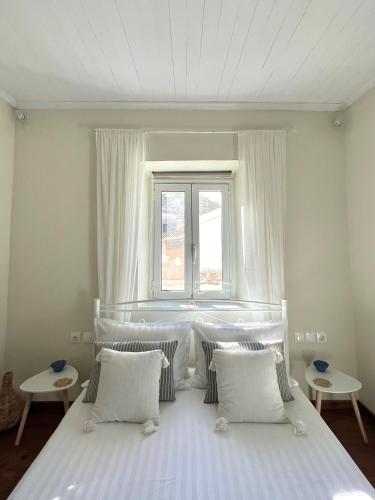 Postel nebo postele na pokoji v ubytování Akrasi Manor - Corfu Village Living