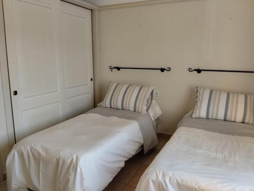 Apartamento luminoso y acogedor en Residencial Altavista Islantillaにあるベッド