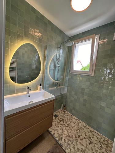 Ένα μπάνιο στο Maison Grand Paris avec jardin et parking privé proche RER B et M14