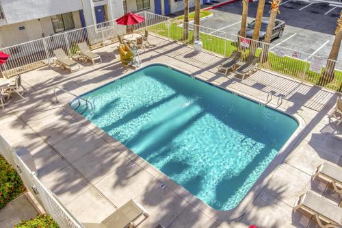 an overhead view of a swimming pool at a hotel at Motel 6-Phoenix, AZ - West in Phoenix