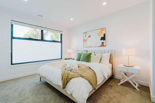 Ένα ή περισσότερα κρεβάτια σε δωμάτιο στο Stylish 4BR Family Townhouse with Private Courtyard