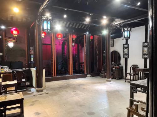 a room with a bunch of windows and lights at 西塘明清雕花大院尊闻堂百寿厅庭院民宿 in Jiashan