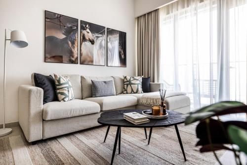 Downtown 1BR Steps to Dubai Mall & Burj Khalifa