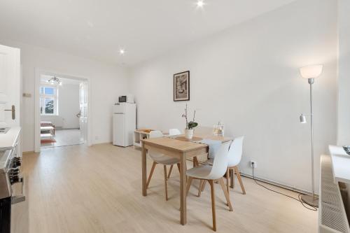 Η κουζίνα ή μικρή κουζίνα στο VILA GALA ubytování apartmány v secesní vile soukromé PARKOVÁNÍ u domu ZDARMA