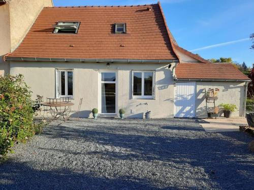 a white house with a red roof and a driveway at Gîte 4 étoiles la Garçonnière in Reugny
