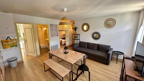 un salon avec un canapé et une table dans l'établissement LBonheur au Sancy 4 à 6 pers, à Le Mont-Dore