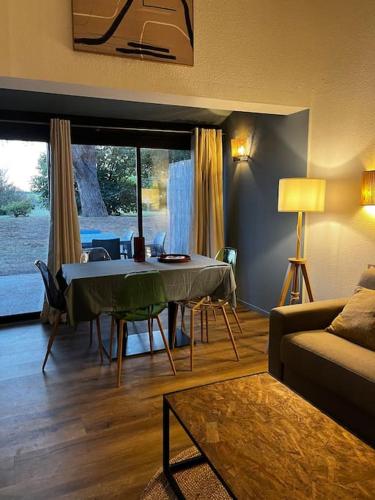 un salon avec une table et un canapé dans l'établissement Élégant duplex sur Arles, à Pont de Chamet