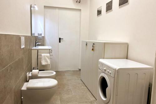 La salle de bains est pourvue de toilettes et d'un lave-linge. dans l'établissement Reno Apartment, à Casalecchio di Reno