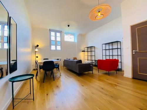 un salon avec un canapé, une table et des chaises dans l'établissement Casa : L'éclat du Roi René, à Angers