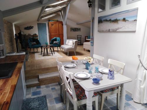 une salle à manger et un salon avec une table et des chaises dans l'établissement chaivero, à Pineuilh