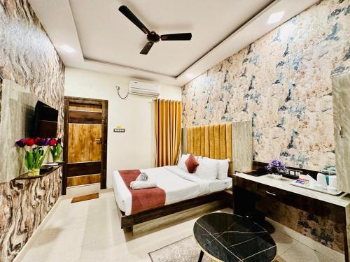 Postel nebo postele na pokoji v ubytování Hotel Sky International- Airport Zone Hyderabad