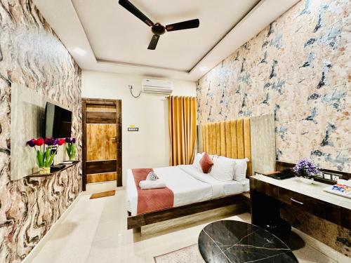 Postel nebo postele na pokoji v ubytování Hotel Sky International- Airport Zone Hyderabad