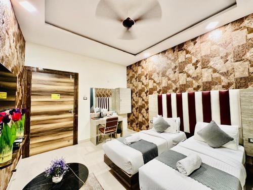 Postel nebo postele na pokoji v ubytování Hotel Sky International- Airport Zone Hyderabad