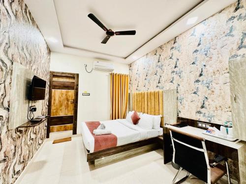 Postel nebo postele na pokoji v ubytování Hotel Sky International- Airport Zone Hyderabad
