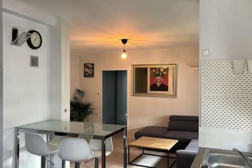 un salon avec une table et un canapé dans l'établissement Hyper-centre Ville avec Parking, à Clermont-Ferrand