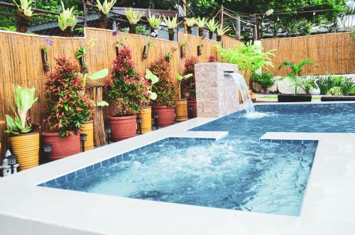 Bazén v ubytování Bungalow House with Pool and Jacuzzi near Tagaytay City nebo v jeho okolí
