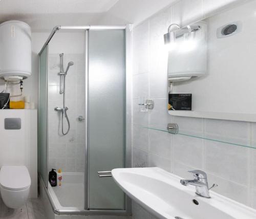 a bathroom with a shower and a sink and a toilet at Neon Oasis - Parking - Terrasse - Wifi - in Nîmes