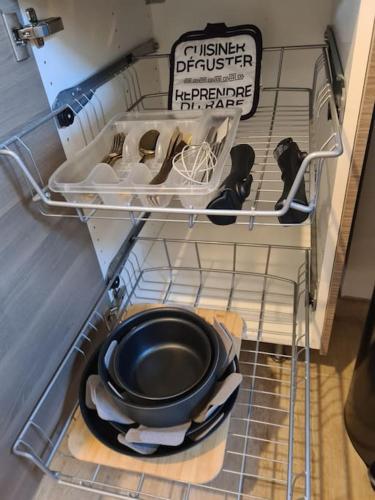 - une étagère dans un réfrigérateur avec une poêle à frire dans l'établissement Bienvenue chez Angèle homes 3, à Niederbronn-les-Bains