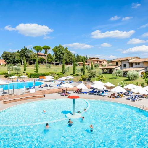 Бассейн в ISA-Residence with swimming pool surrounded by greenery just 5 minutes from Massa Marittima или поблизости