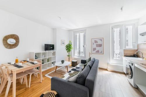 un salon avec un canapé et une table dans l'établissement Appartement 33m2 neuf cosy - Paris 12 - 4p - FLAT-GUEST, à Paris