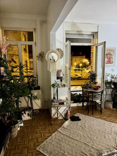 - un salon avec une table et un miroir dans l'établissement Vue sur mer, à Malo-les-Bains